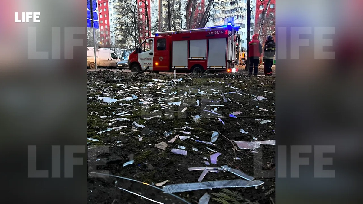 Последствия попадания обломков беспилотника в жилую многоэтажку в Москве. Фото © Life.ru / Павел Баранов