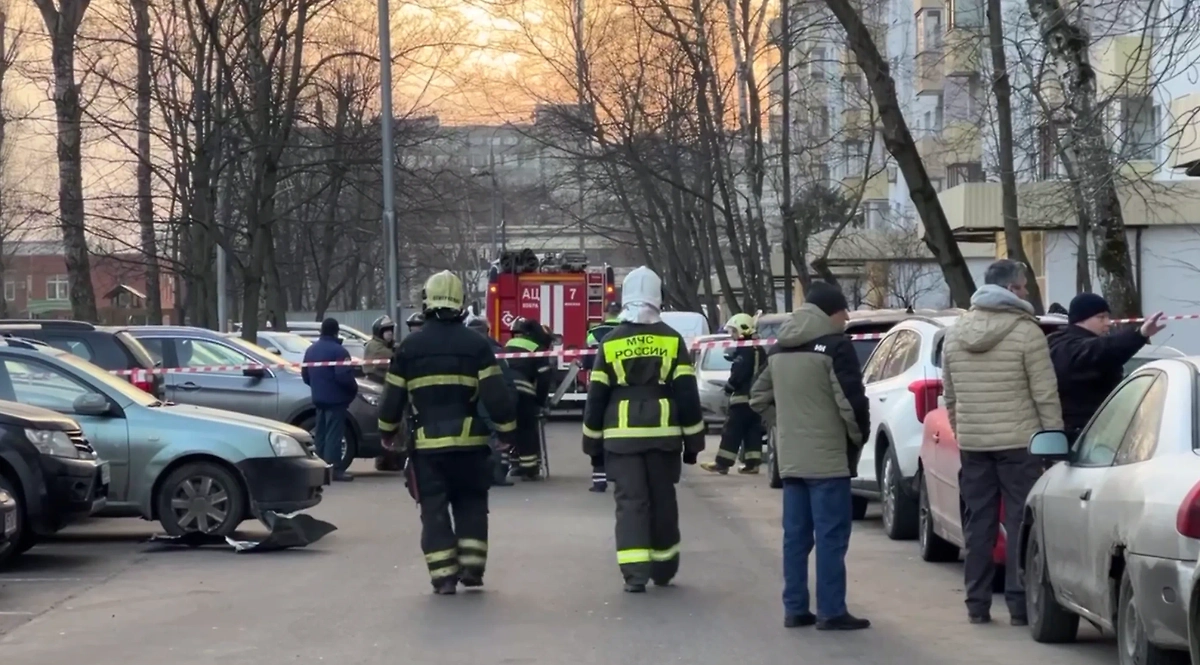 Сотрудники МЧС на месте происшествия. Обложка © Life.ru