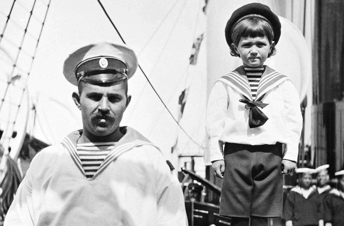 Вследствие придворных интриг Пиньковского быстро «устранили» с яхты. Алексей (справа) со своим матросом-няней Андреем Деревенько на борту императорской яхты «Штандарт» в 1908 году. Фото © Wikipedia / Queen Alexandra