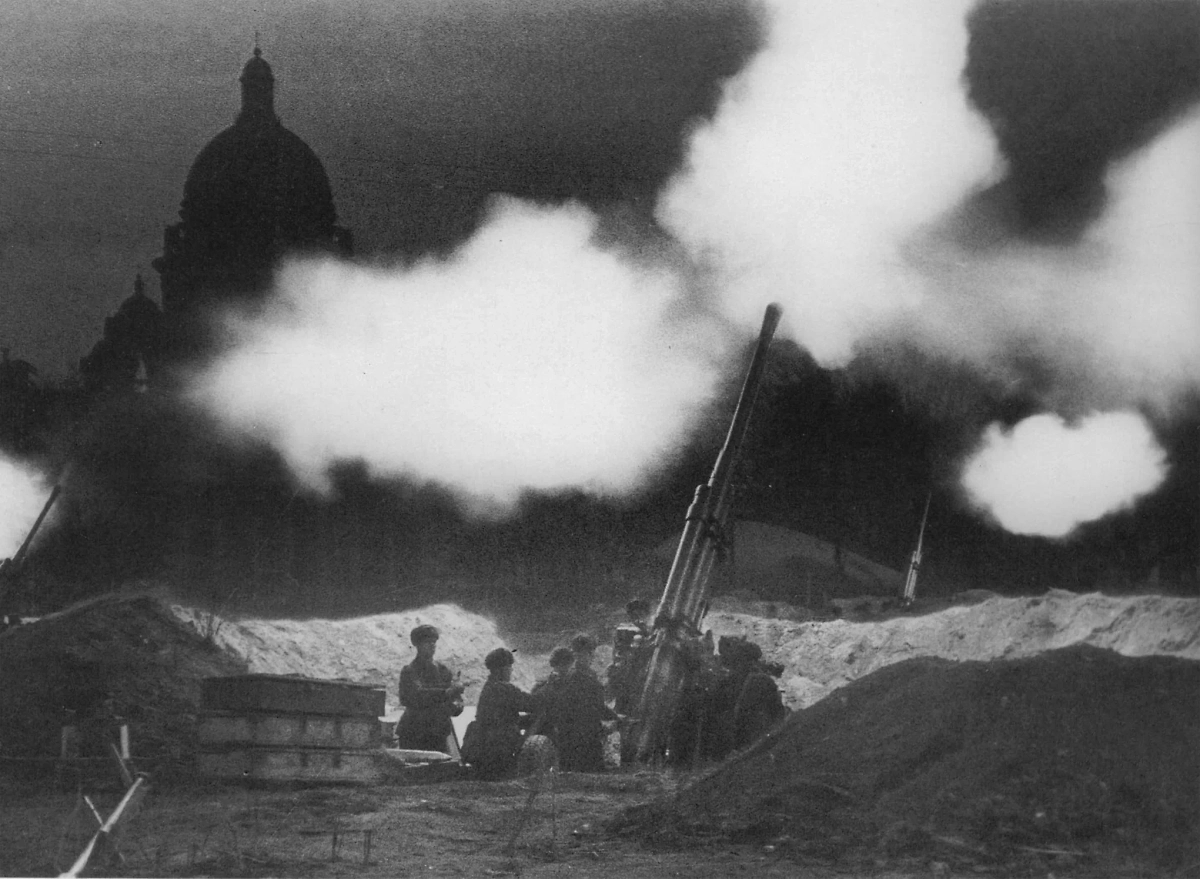 Начало битвы за Ленинград 10 июля 1941 года: немецкие войска приблизились к подступам города. Фото © Wikipedia / Boris Kudoyarov