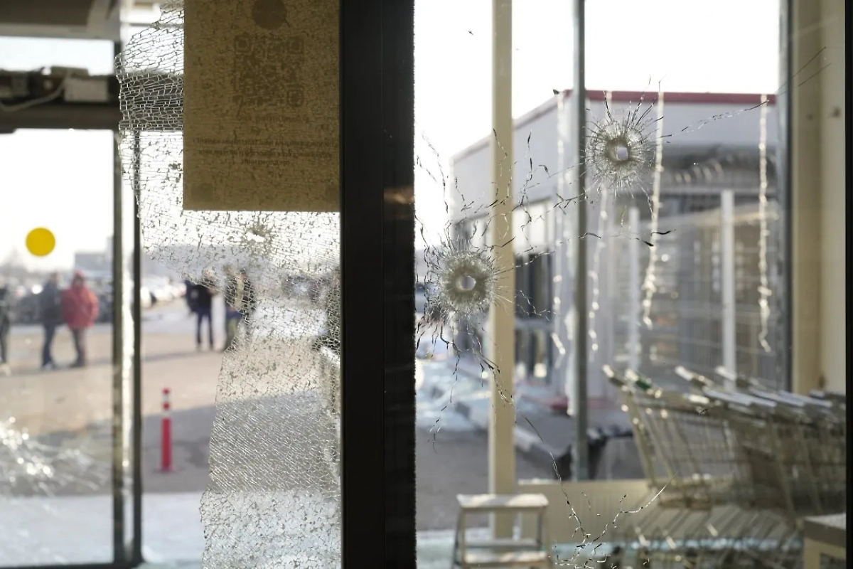 Место атаки дронов ВСУ на парковку «Мираторга» в Домодедово. Фото © Telegram/Воробьёв LIVE