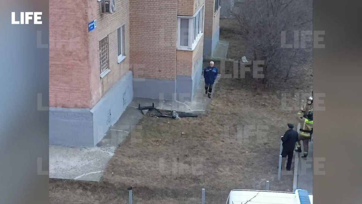 Невзорвавшийся чёрный беспилотник ВСУ. Фото © Life.ru