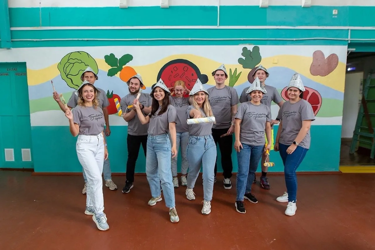 Волонтёры красят стену. Фото © Пресс-служба РУСАЛа