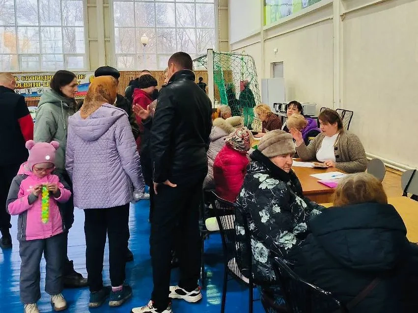 Эвакуированные из Суджи жители Курской области. Обложка © Telegram / Александр Хинштейн