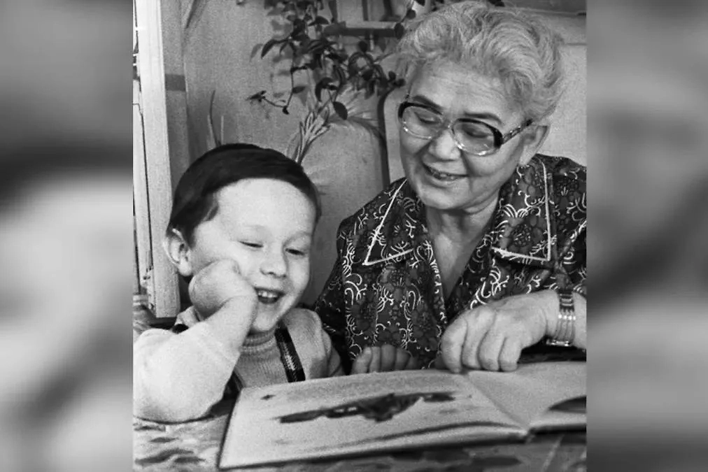 Сострадание — вещь, благодаря которой люди эволюционировали и создали цивилизацию. Наши бабушки в СССР это понимали. Фото © ТАСС / А. Авазов, Горокрик