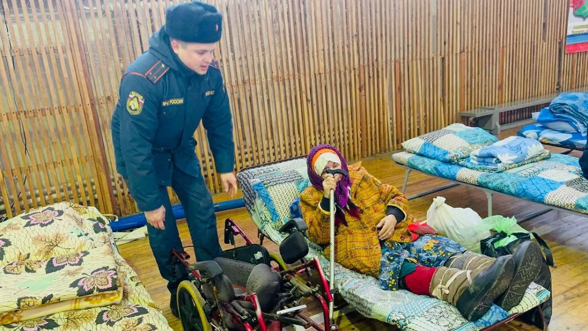 Эвакуированные из Суджи жители Курской области. Обложка © Telegram / Александр Хинштейн