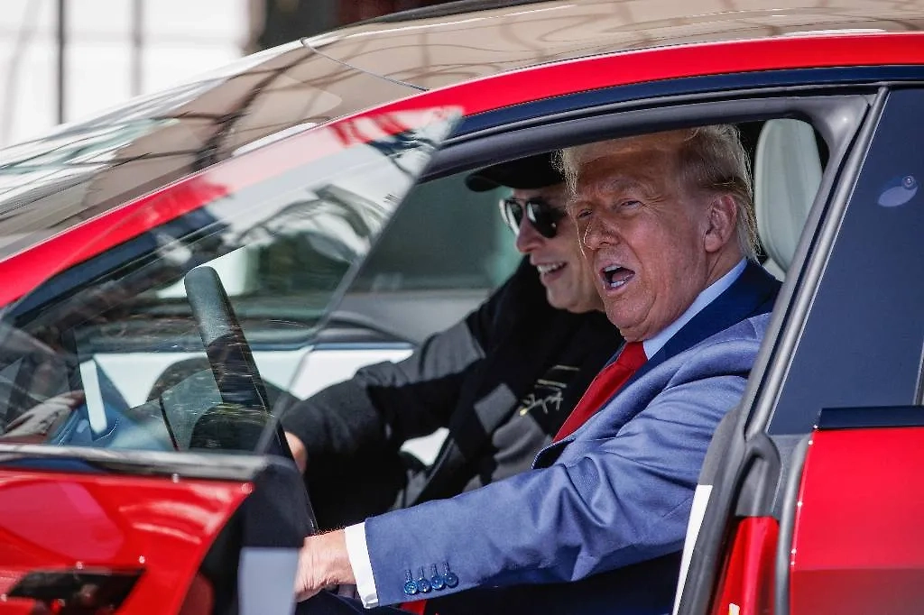 Трамп и Маск в электромобиле Tesla. Обложка © ТАСС / AP