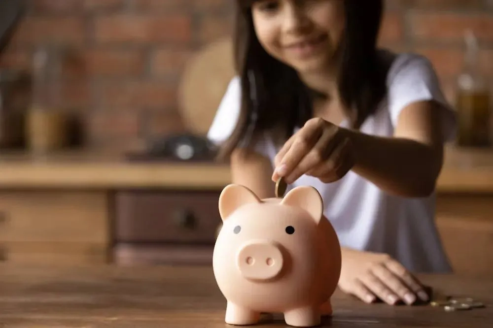 Как детская бедность влияет на финансовое поведение во взрослом возрасте. Фото © Shutterstock / FOTODOM / fizkes