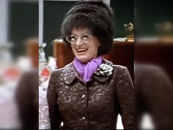 Роль Вали, подруги Нади, исполненная Валентиной Талызиной в фильме «Ирония судьбы, или С лёгким паром!» (1975). Фото kino-teatr.ru 