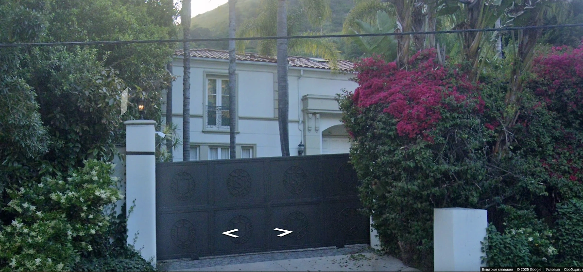 От любопытных глаз особняк Леонида Смирнова скрыт за высоким, заросшим зеленью забором. Фото © Google Maps 