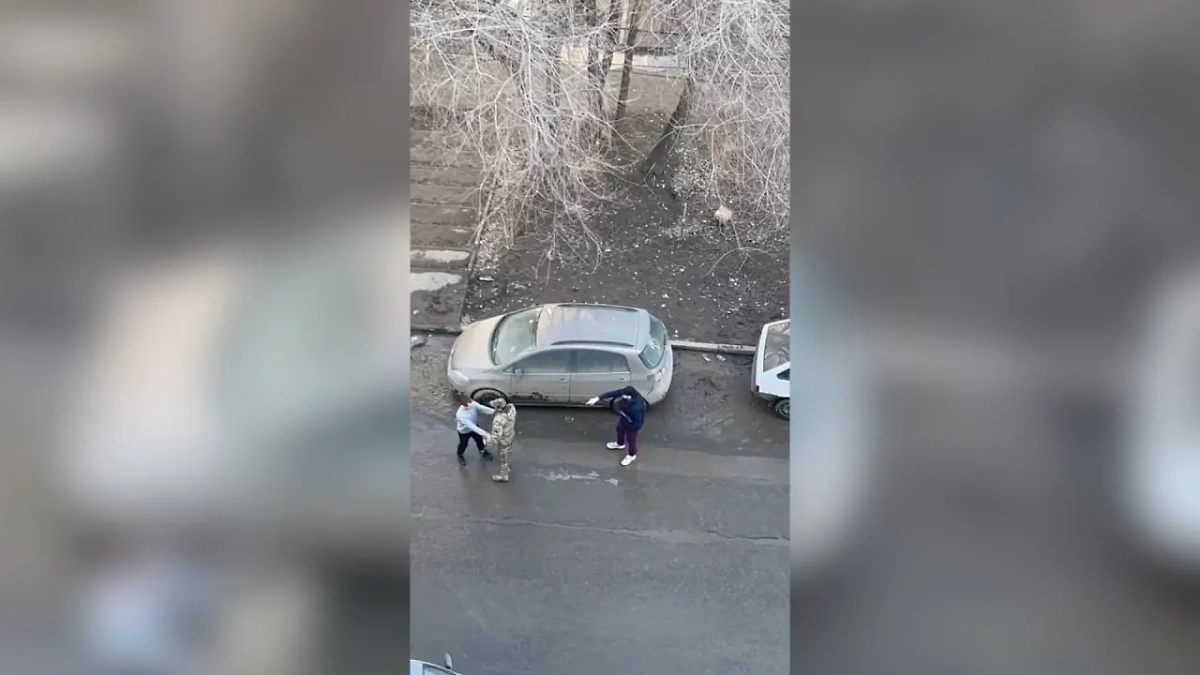 Фото с места драки в Саратове. Обложка © Взгляд-инфо