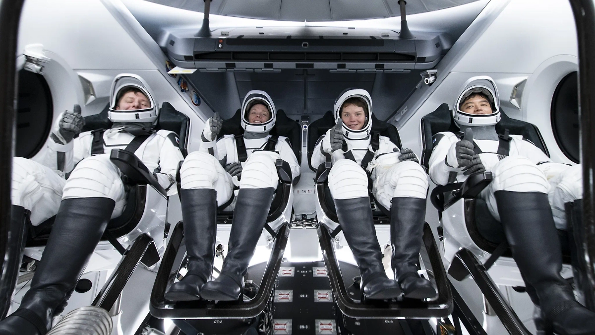 Экипаж корабля Crew Dragon, старт которого был отменён. Обложка © X / SpaceX