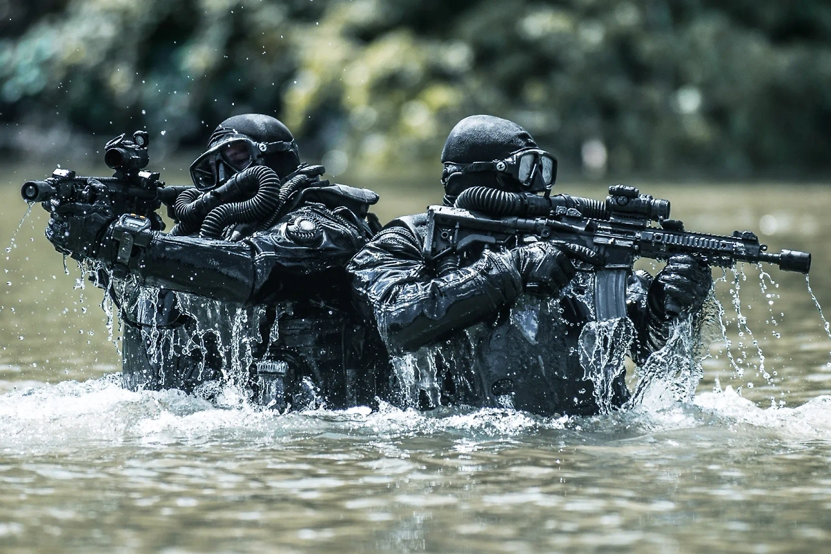 Бывшие спецназовцы Алексей Спильник и Артём Собкович в 90-х держали в ужасе Калининград. Обложка © Shutterstock / FOTODOM / Milos Jevtic