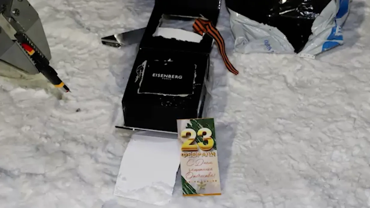 Георгиевские ленты в посылках с бомбами. Кадр видео © ФСБ РФ