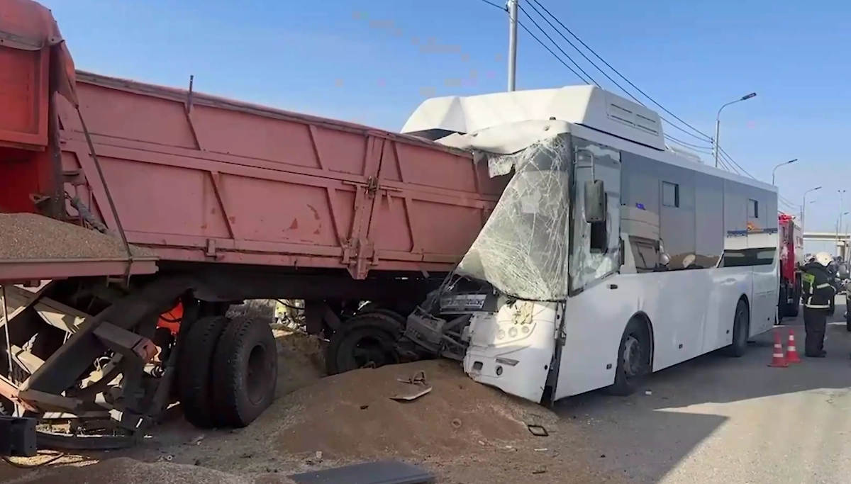 Последствия ДТП с грузовиком и автобусом в Крыму. Обложка © МВД по Республике Крым