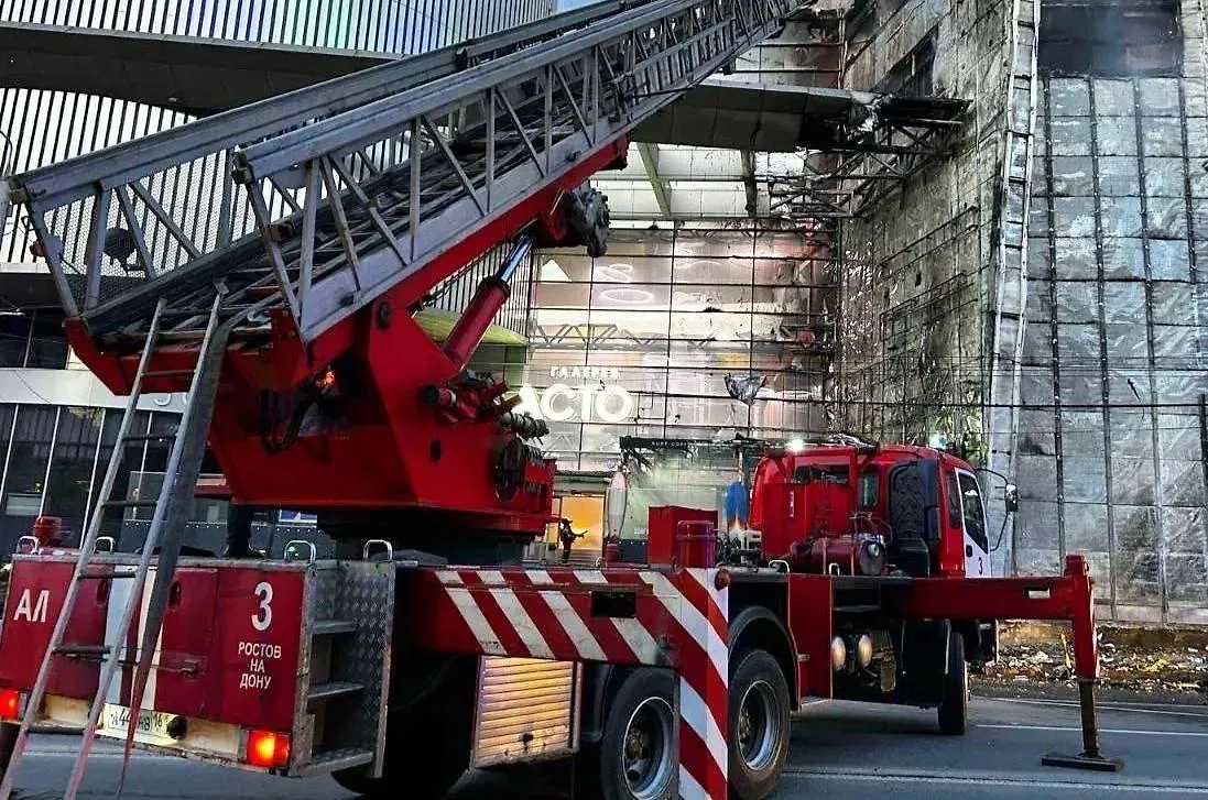 В Ростове-на-Дону загорелся фасад торгового центра. Обложка © Пресс-служба МЧС
