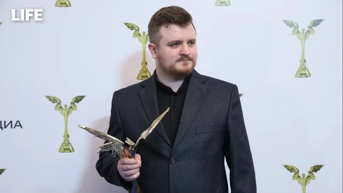 Роман Мадянов получил посмертную награду отца. Фото © Life.ru