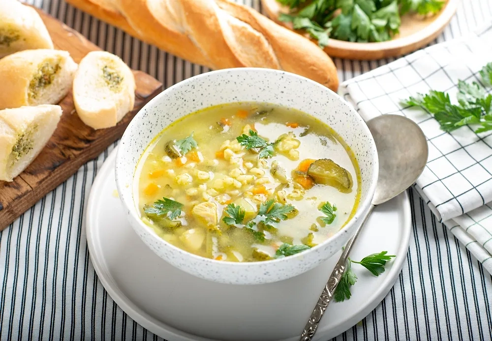 Ленинградский рассольник: классический рецепт с перловкой и солёными огурцами. Фото © Shutterstock / FOTODOM / Gorenkova Evgenija