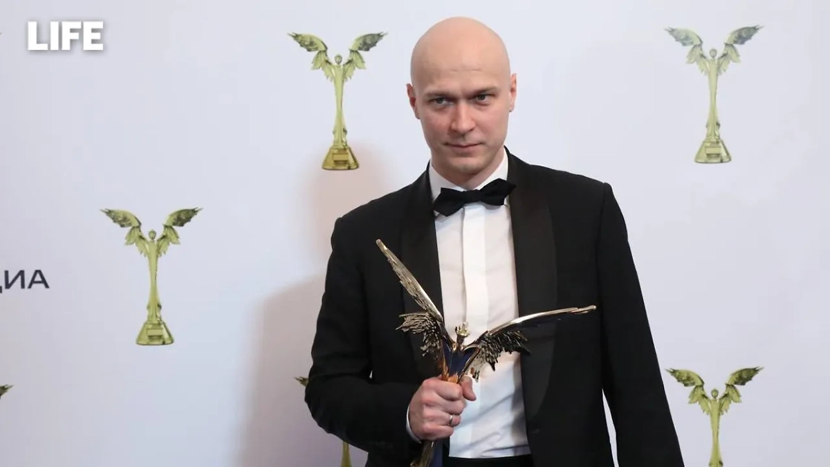 Актёр Юра Борисов получил премию «Ника» . Обложка © Life.ru