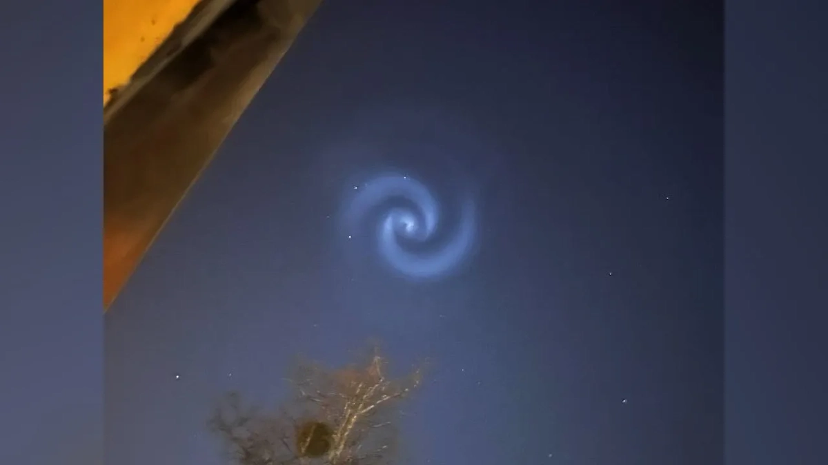 Свечение в небе в виде галактики. Обложка © Telegram / SHOT