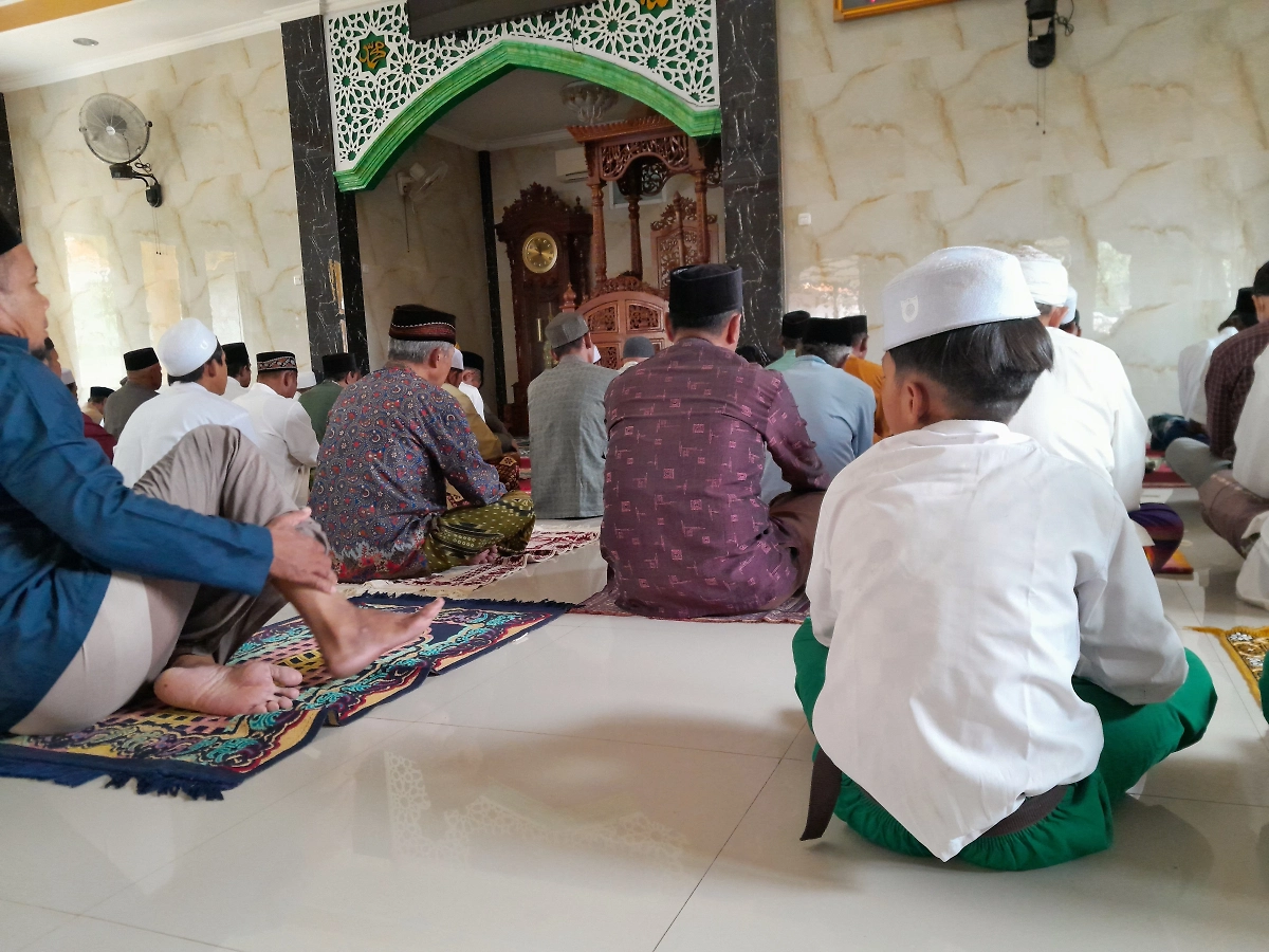 Посещение праздничного намаза обязательно для мужчин-мусульман. Фото © Shutterstock / FOTODOM / Sulviana