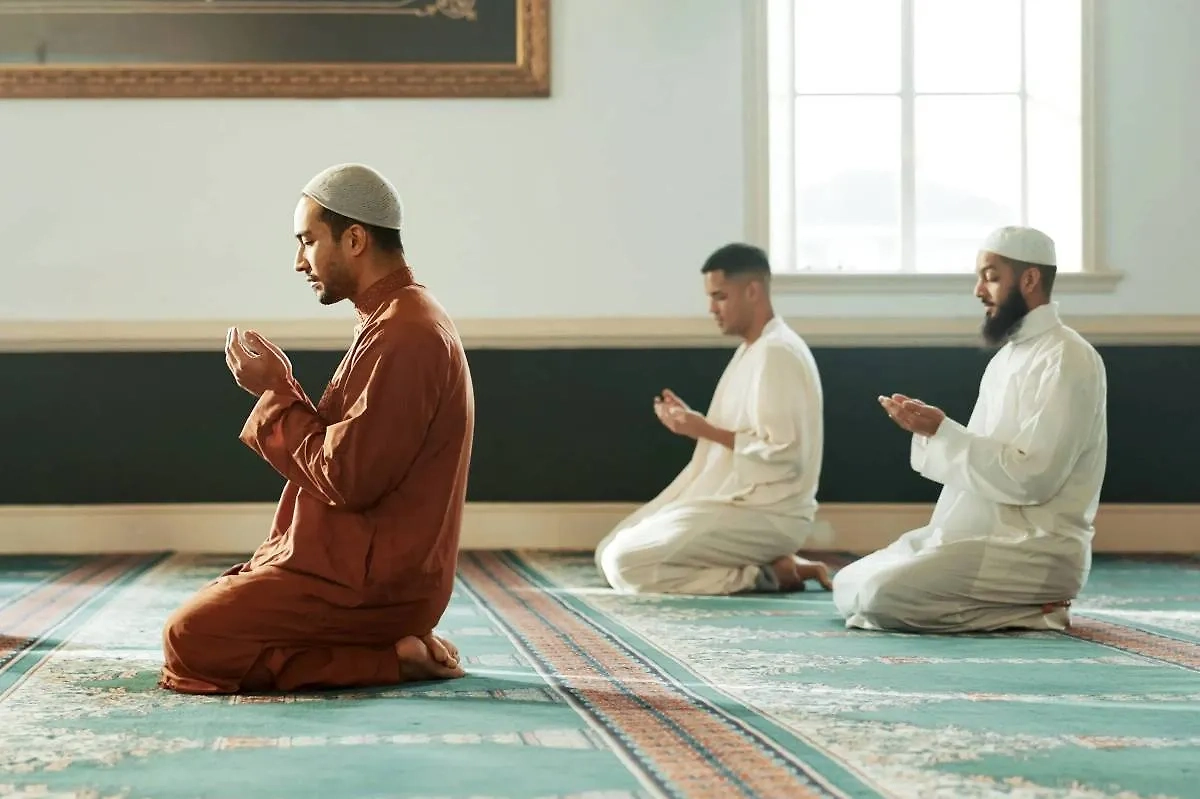 Некоторые верующие проводят несколько предпраздничных дней в мечети. Фото © Shutterstock / FOTODOM / Mama Belle and the kids