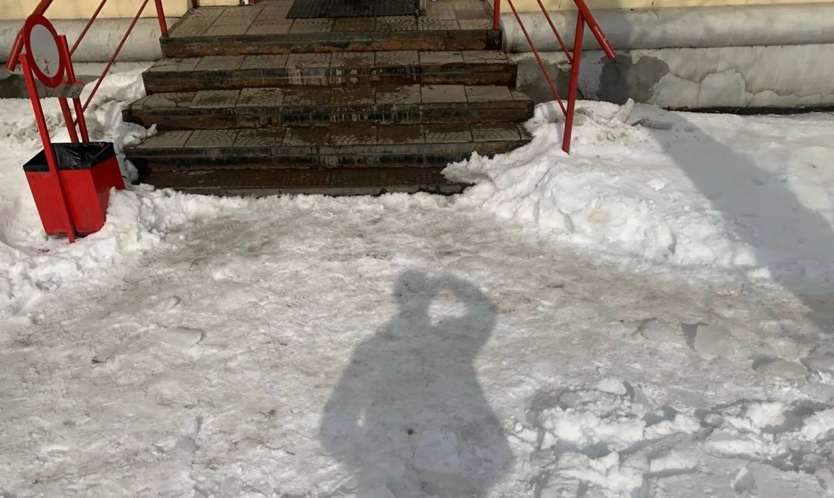 Наледь упала на шестилетнего ребёнка. Фото © Telegram / Прокуратура Хабаровского края