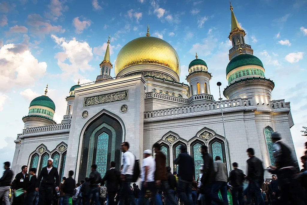 Ураза-байрам в 2025 году выпадает на 30 марта. Обложка © ТАСС / Сергей Савостьянов