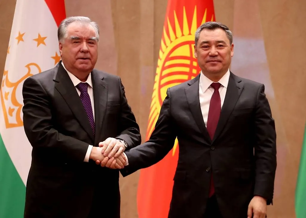 Садыр Жапаров (справа) и президент Таджикистана Эмомали Рахмон. Обложка © ТАСС / EPA / IGOR KOVALENKO