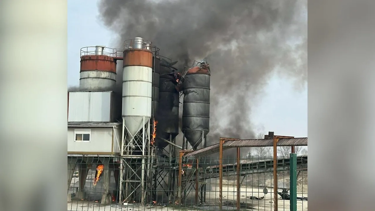 Один из самолётов рухнул на территорию завода. Фото © X / OnDisasters