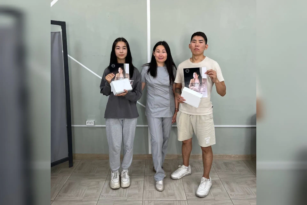 Хэшэгтэ Гендунов теперь стал мастером маникюра. Фото © Из личного архива Хэшэгтэ Гендунова