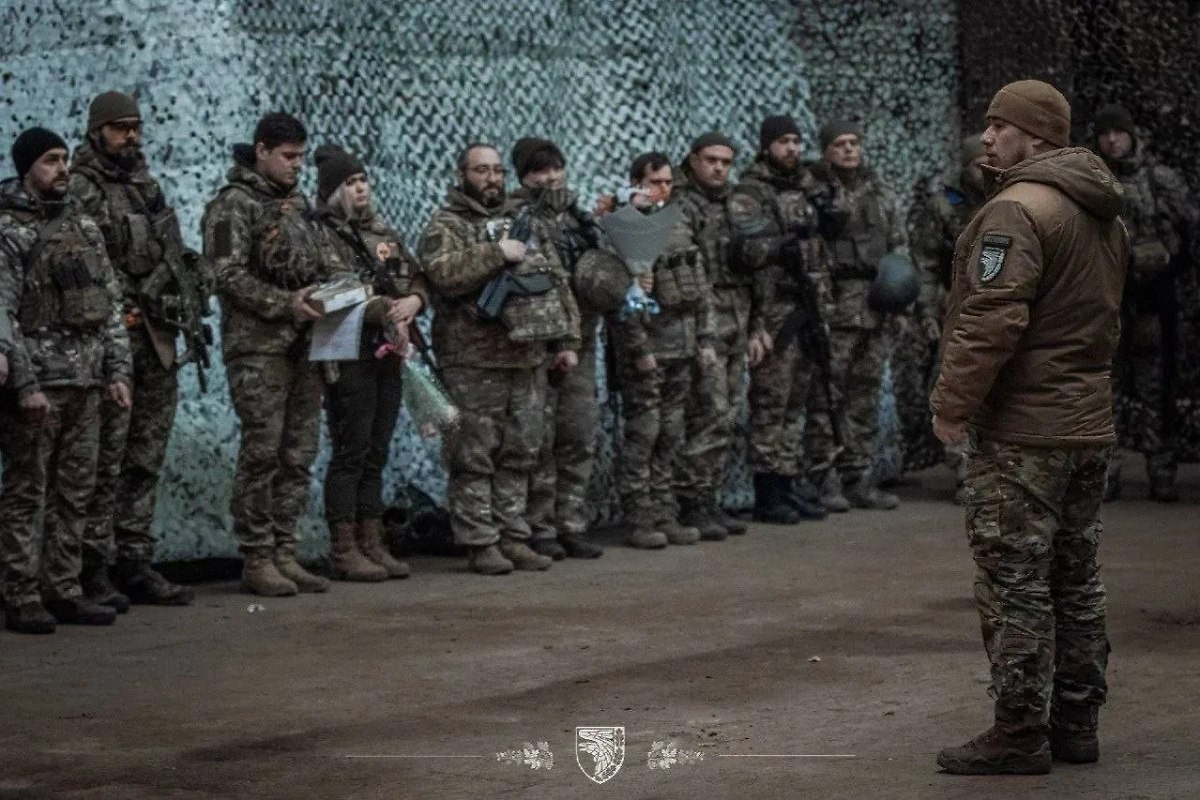 Павел Палиса срывается на простых солдат. Фото © vikna