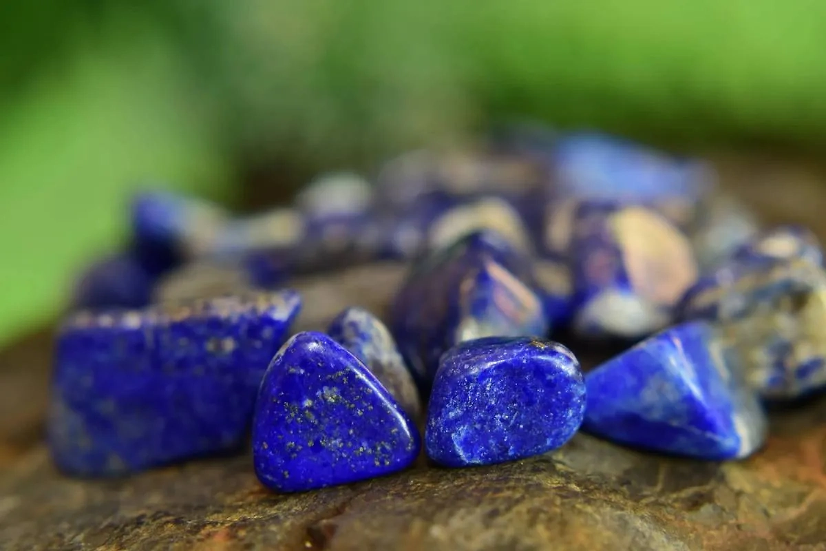 Лазурит — неплохой камень для тех, кто находится в депрессии по причине нехватки свободы. Фото © Shutterstock / FOTODOM / Pesh Siri