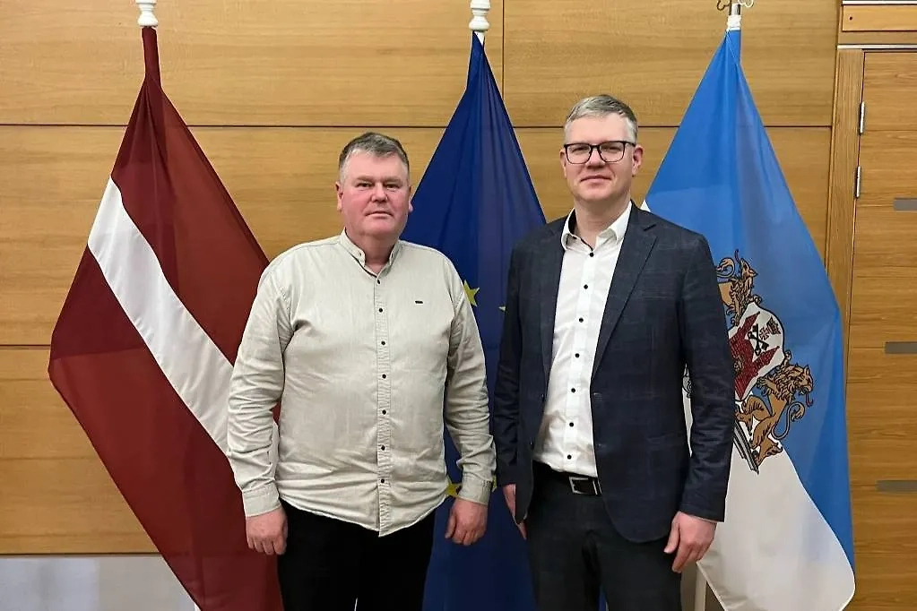 Учитель Андрей Васильев (слева) и мэр Риги Вилнис Кирсис. Обложка © Х / VilnisKirsis