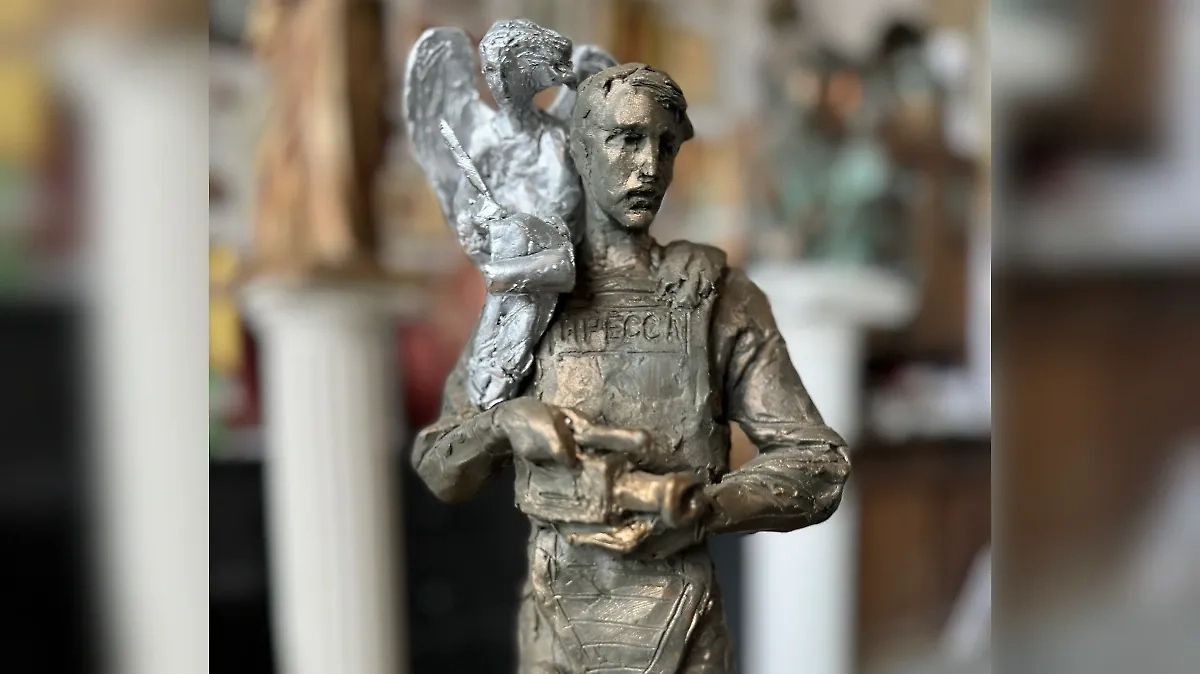 Скульптор Василий Селиванов намерен изобразить военкора, охраняемого ангелом. Фото © Life.ru / Елизавета Студеникина 