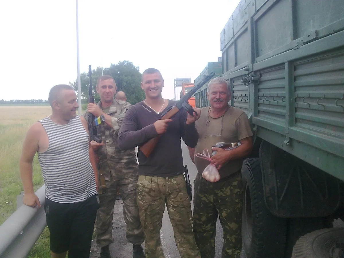 Гаркавый (в центре с ППШ) воюет в Донбассе ещё с 2015 года. Фото © VK / генерал Лейтенант