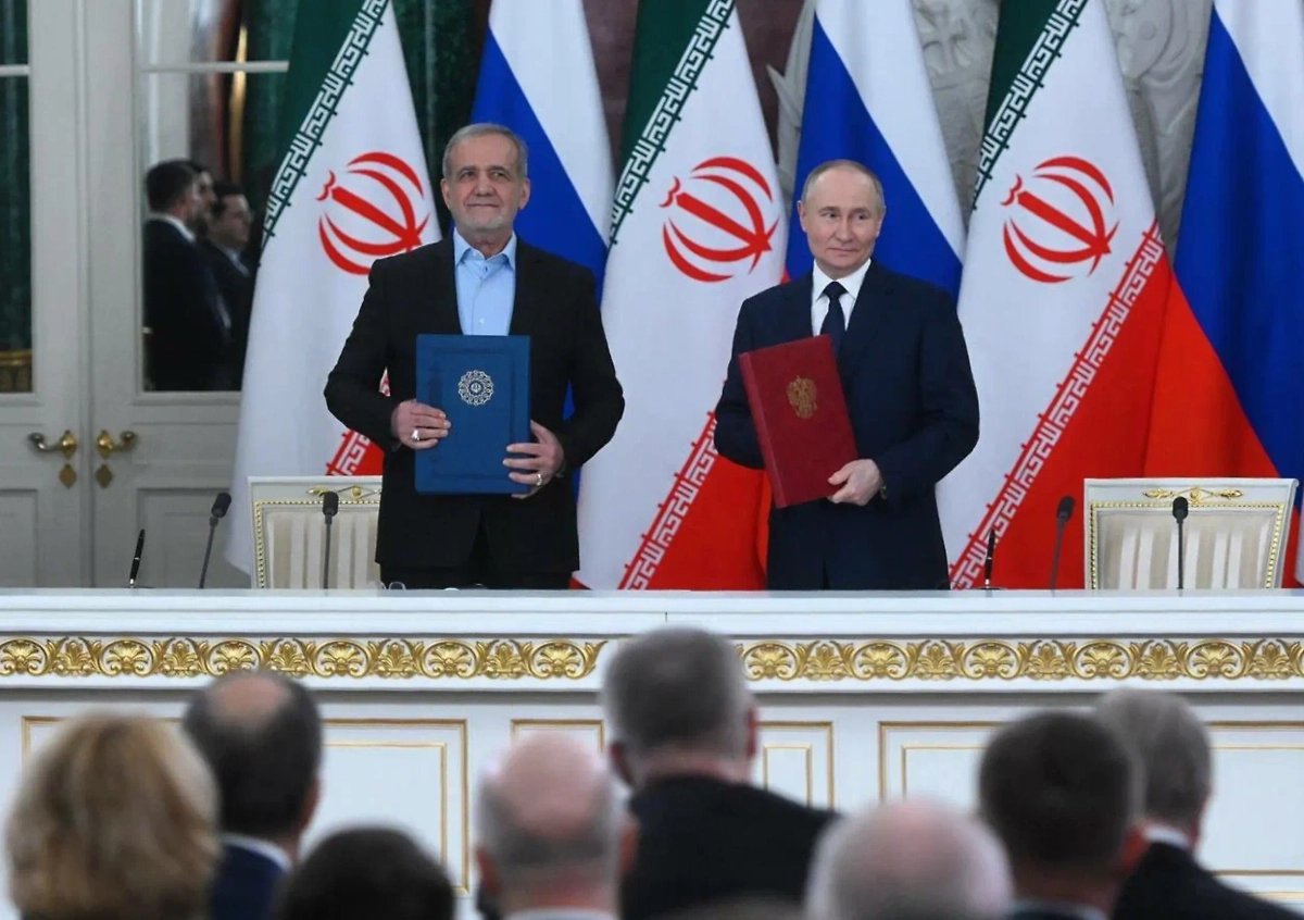 Путин и президент Ирана  Масуд Пезешкиан после подписания соглашение о всестороннем стратегическом сотрудничестве. Обложка © Life.ru