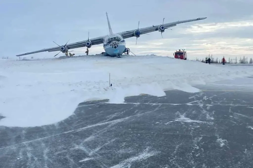 Самолёт опрокинулся при посадке в Новом Уренгое. Обложка © Telegram / Уральская транспортная прокуратура