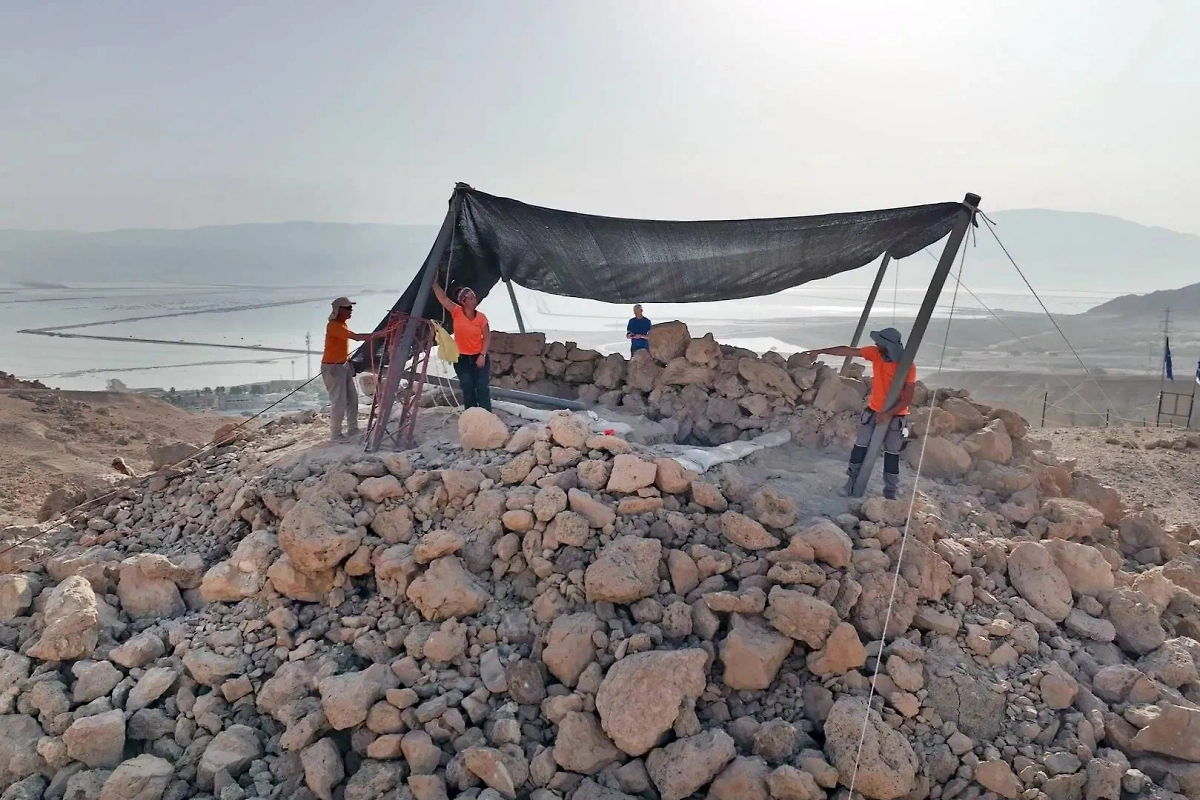 Израильские археологи нашли пирамиду возрастом 2 тысячи лет. Обложка © Facebook (соцсеть запрещена в РФ; принадлежит корпорации Meta, которая признана в РФ экстремистской) / רשות העתיקות