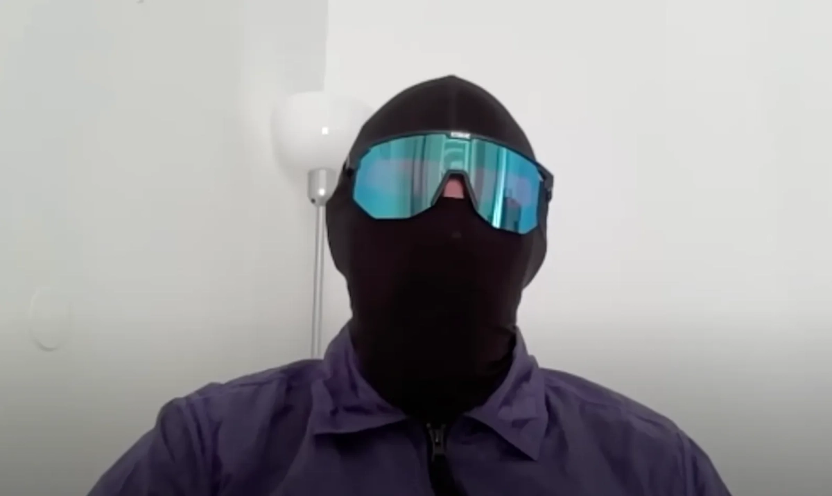 В маске и очках якобы Иван Орехов. Фото © Youtube / Бомбардир