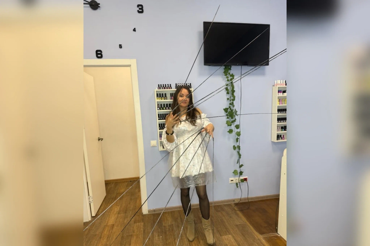 Мастер маникюра Евгений Михиенков нарастил ногти длиной 12 метров. Фото © VK / ЯПервый | Новости