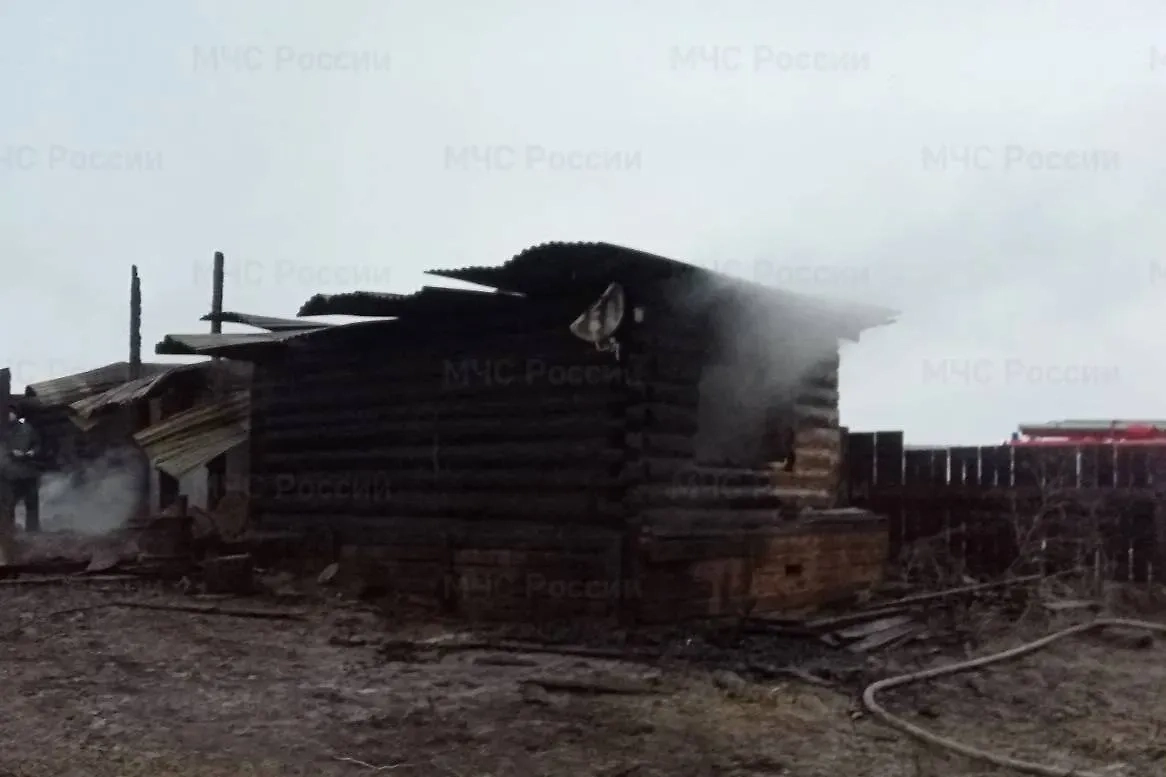 Уничтоженный огнём дом. Обложка © ГУ МЧС России по Иркутской области