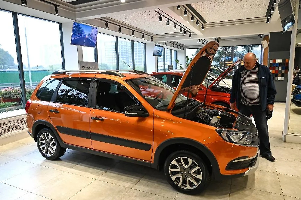 Обязательно проведите тщательный осмотр авто перед покупкой, как на вторичке, так и в салоне. Фото © ТАСС / Павел Ворожцов