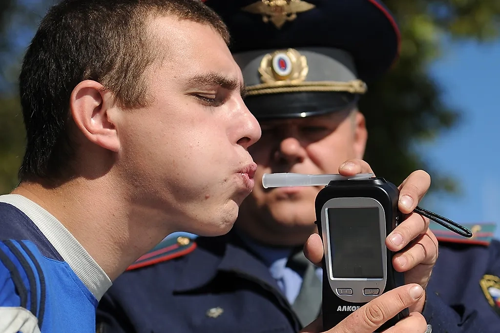 Отказ «дунуть в трубочку» при медицинском освидетельствовании будет считаться нарушением закона. Фото © ТАСС / Владимир Смирнов