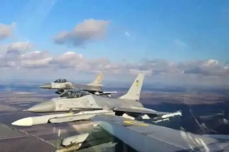 Строй F-16. Обложка © «Военное обозрение»