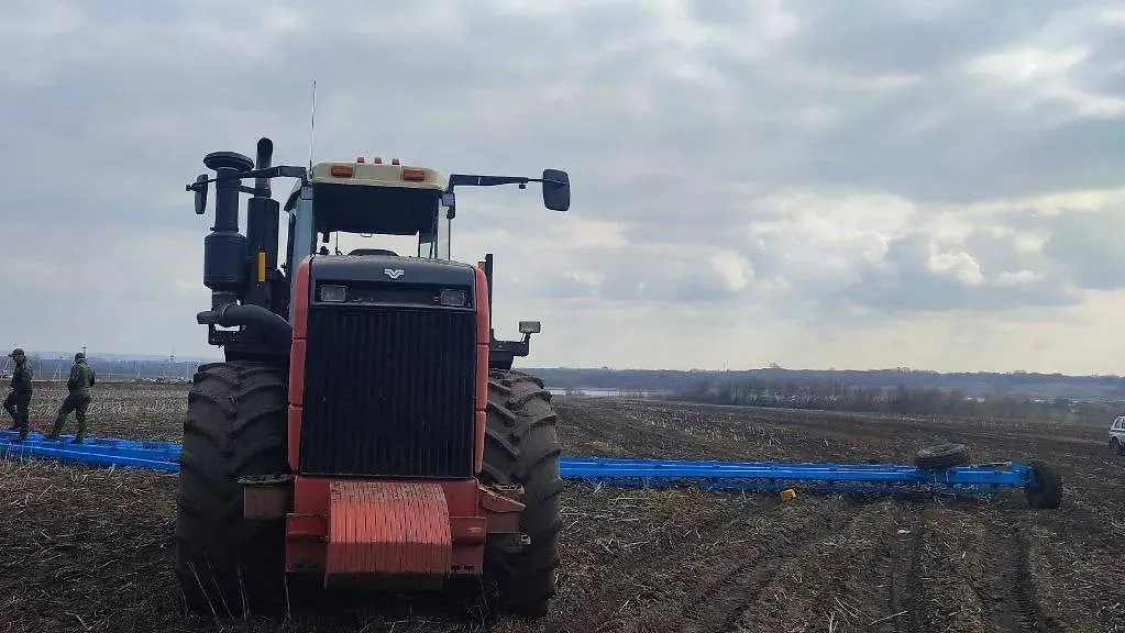 Трактор, который подорвался на мине в Курской области. Обложка © Telegram / Александр Хинштейн