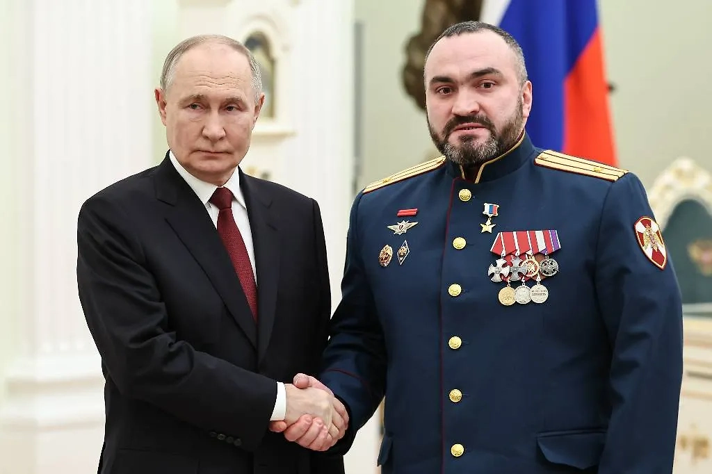 Президент РФ Владимир Путин и Герой России Марат Тибилов. Фото © Александр Казаков/пресс-служба президента РФ/ТАСС