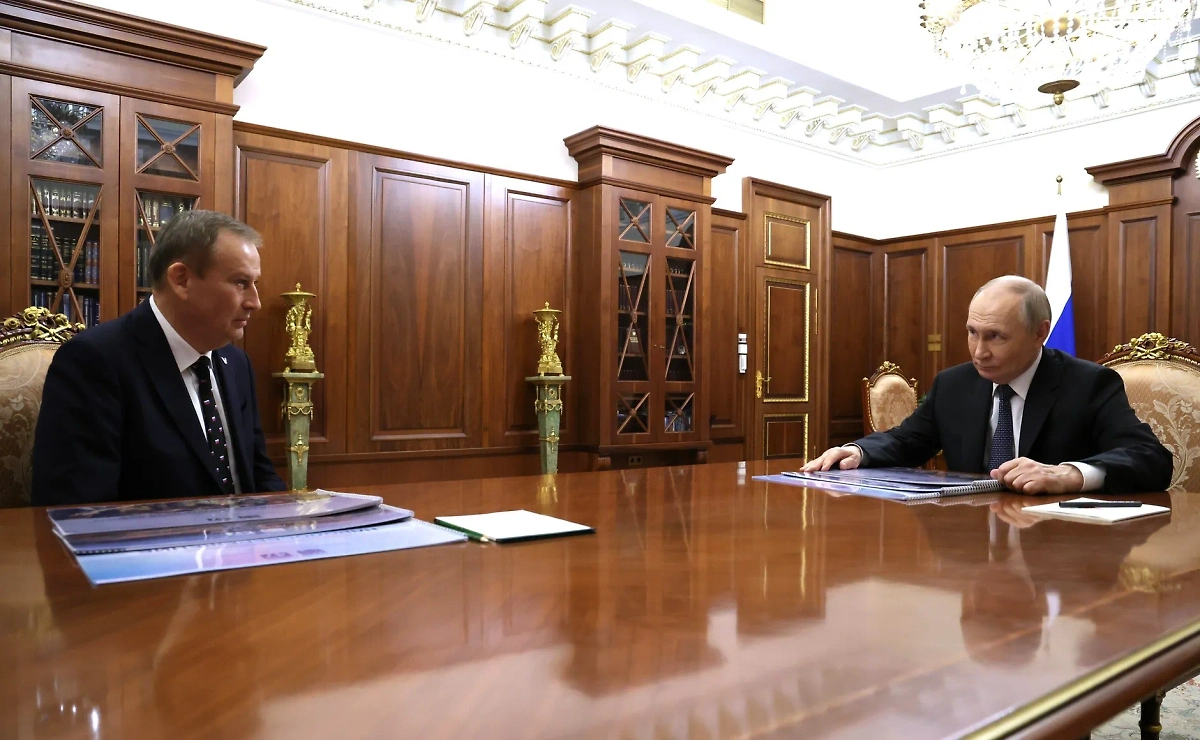 Встреча Путина с губернатором Ленинградской области Александром Дрозденко. Обложка © Kremlin.ru