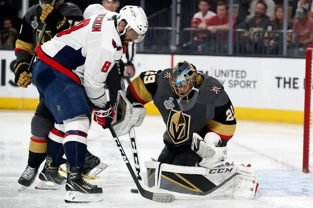 Нападающий «Вашингтон Кэпиталз» Александр Овечкин и голкипер «Вегас Голден Найтс» Марк-Андре Флёри во время пятого финального матча серии плей-офф Кубка Стэнли-2018 между «Вашингтон Кэпиталз» и «Вегас Голден Найтс». Обложка © ТАСС / AP