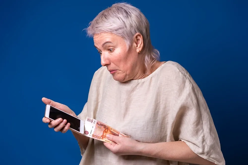 Пенсионеров предупредили о новой схеме мошенников с «перерасчётом стажа». Обложка © Shutterstock / FOTODOM / bxTT